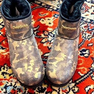 Juicy couture goals and black with fur inside short boots.